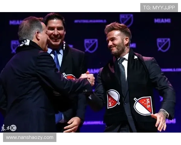 贝克汉姆亮相迈阿密训练场亲切交流马斯切拉诺季后赛周六即将打响